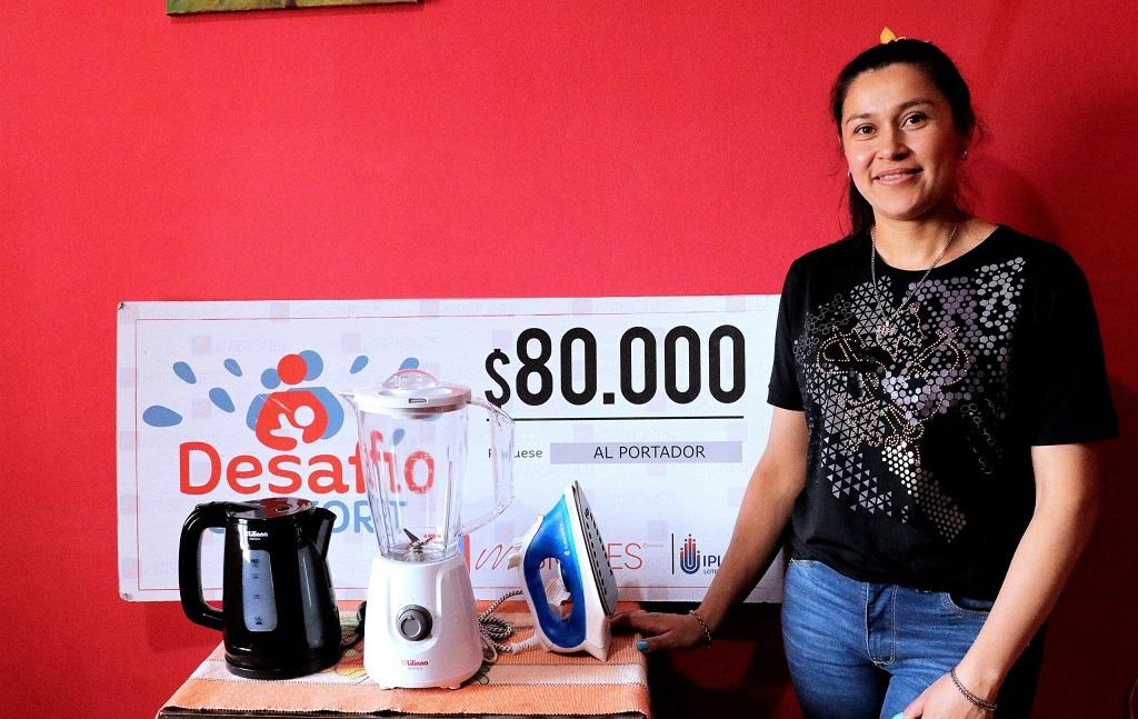 Natalia Verón junto a sus premios y cheque. Invertirá el dinero para ayudar en la salud de su papá.