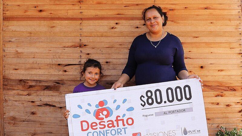 Daniela Gómez junto a su hijita muestran el cheque con una sonrisa. Dijo que "el premio llegó en el momento justo".