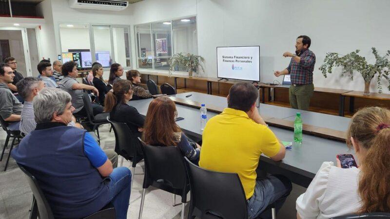 Ricardo Balor desarrolla la charla sobre Finanzas Personales frente a grupo de empleados del IPLYC.
