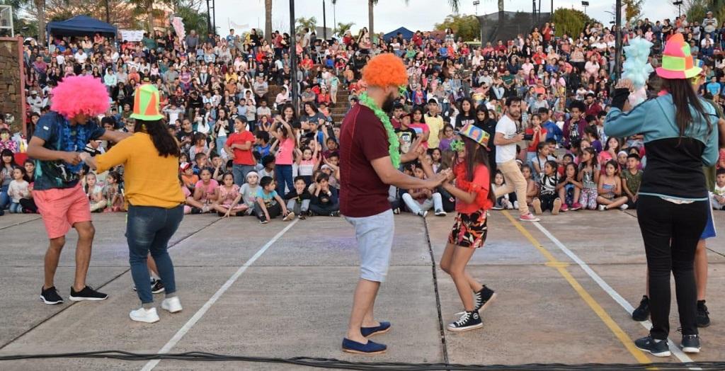 Tres parejas entre niños y adultos con pelucas y sombreros bailan frente al público. Leandro N. Alem.