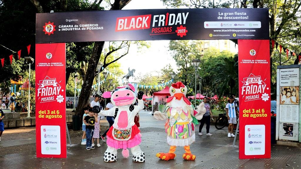 La Vaca Lola y la Gallina Turuleca saludan bajo el cartel del Black Friday en la plaza San Martín de Posadas.