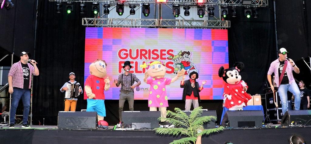 Equipo de Gurises Felices con sus personajes sobre el escenario durante el cierre del Black Friday.