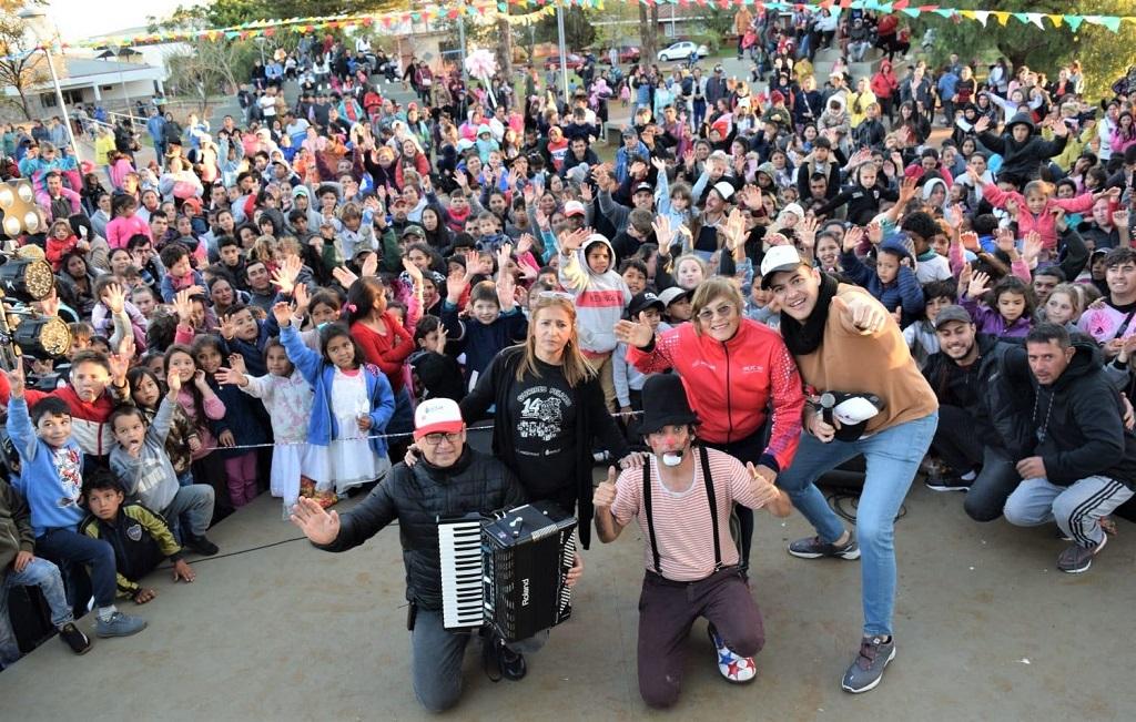 Multitud de público y equipo de Gurises Felices saludan a la cámara. Campo Grande.