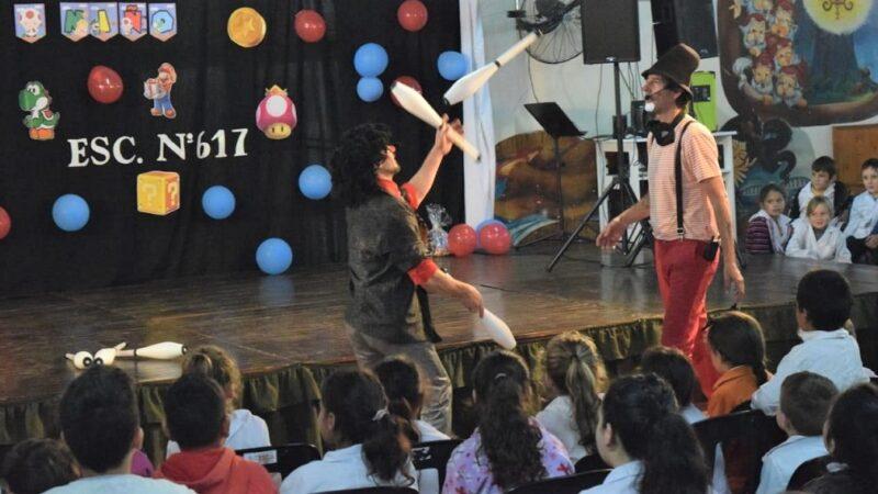 Poca Sopa y Tata Pó hacen malabares frente a los niños durante los festejos por el mes de la infancia. Escuela de Frontera 617.