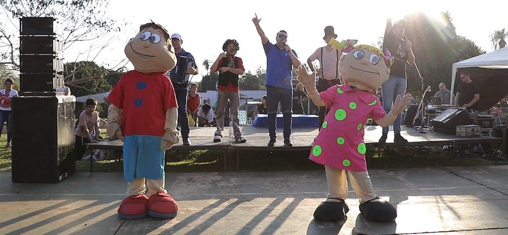 Mika y Nacho al frente del escenario, detrás el equipo de Gurises Felices. Gobernador Roca.