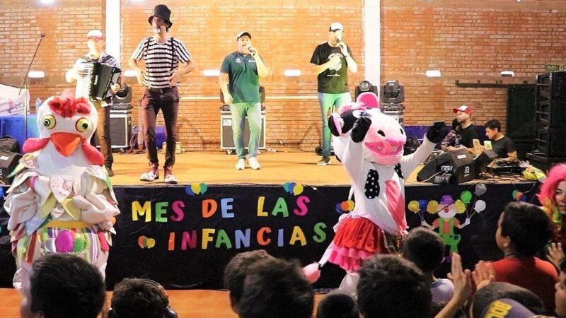 Equipo de Gurises, la Gallina Turuleca y la Vaca Lola en divertida jornada con los niños.