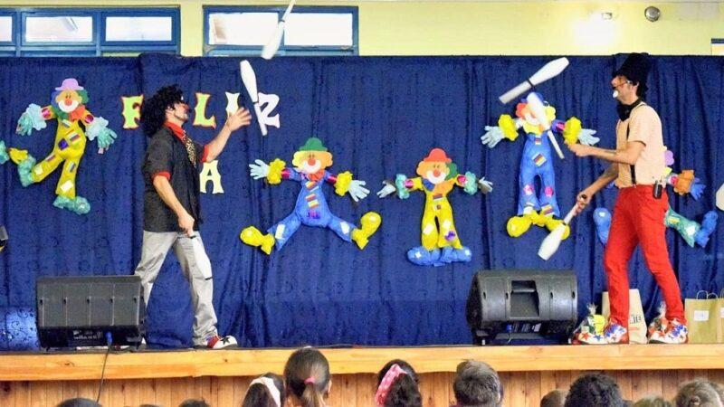 Poca Sopa y Tata Pó hacen malabares con clavas en el escenario.