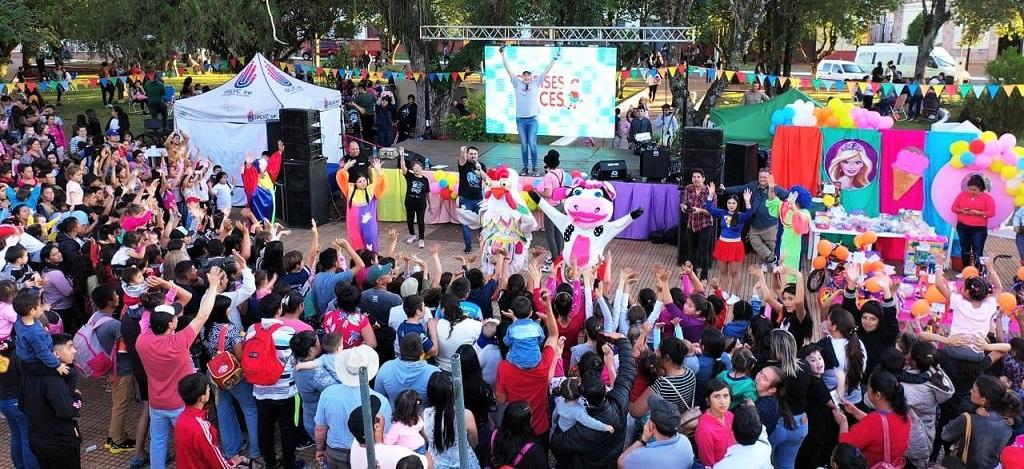 Público acompaña con palmas el show de Gurises Felices para agasajar a la niñez misionera.