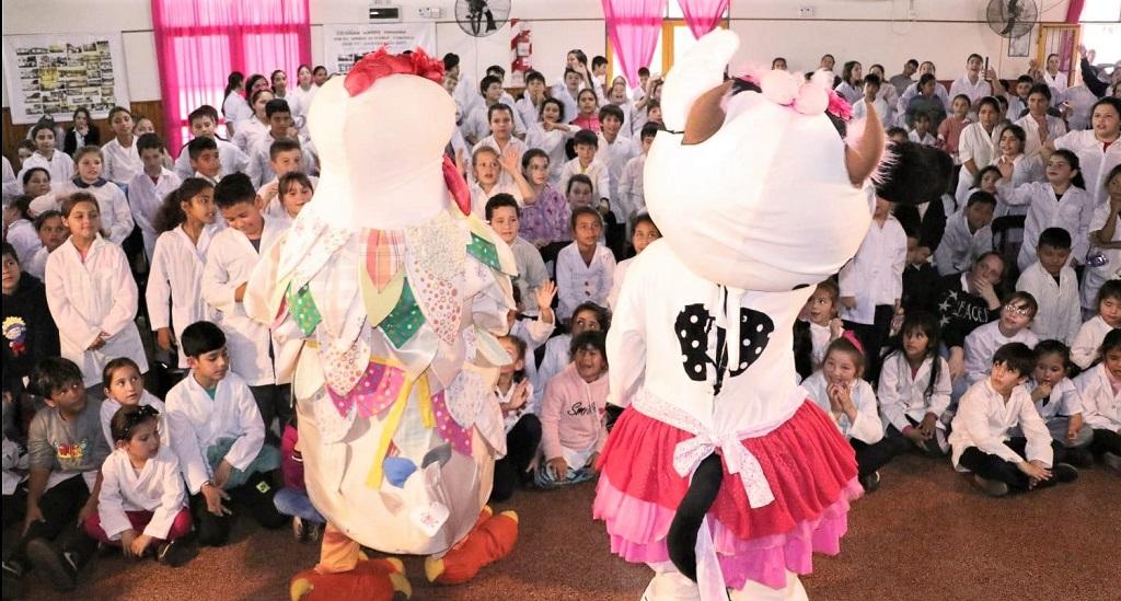 La Gallina Turuleca y la Vaca Lola (de espaldas) frente a niños de la Escuela 740, en el festejo por el mes de la infancia.