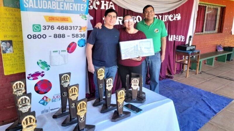 Tres de los organizadores del Torneo de Ajedrez Grand Prix muestran los tableros y premios que se entregarán en la final del tornero en Oberá.