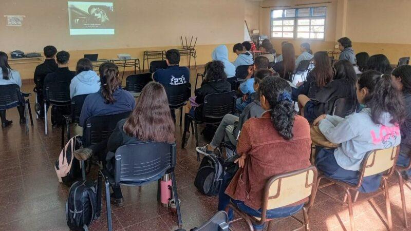 Alumnos del BOP 5 miran un video durante la charla sobre prevención de adicciones.