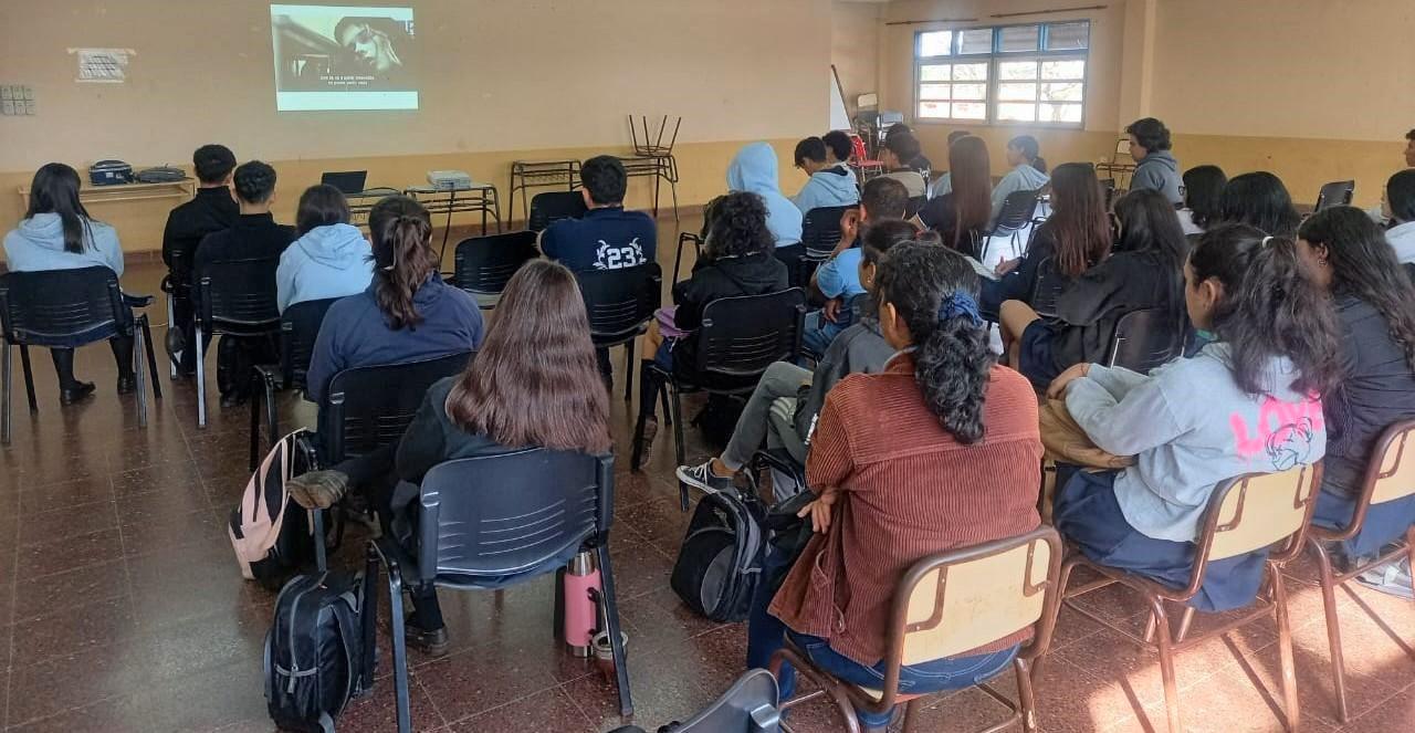 Alumnos del BOP 5 miran un video durante la charla sobre prevención de adicciones.