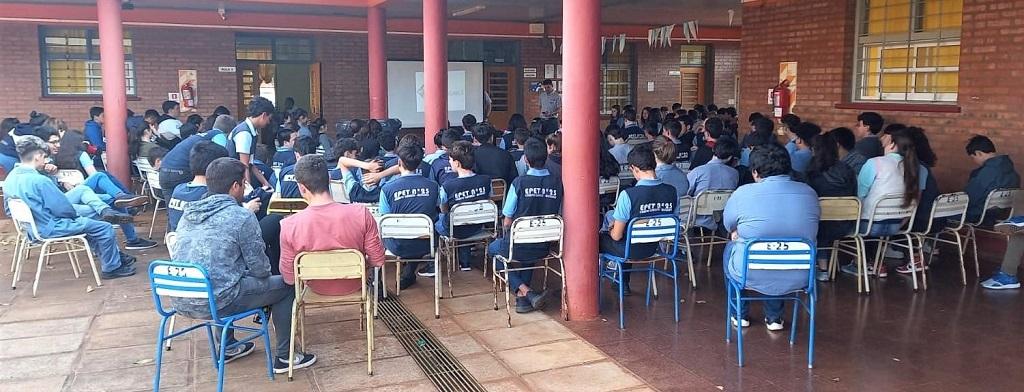 Alumnos de la EPET 25 miran video, atentos, durante las charlas de prevención.