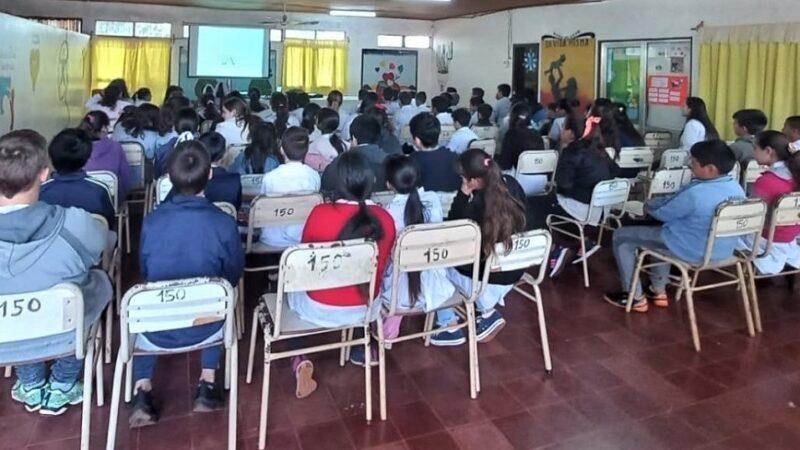 Alumnos de sexto y séptimo grado de la Escuela 150 miran video durante las charlas de prevención.