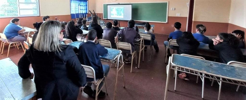 Alumnos de la EPET 40 miran un video durante la charla sobre prevención de adicciones.