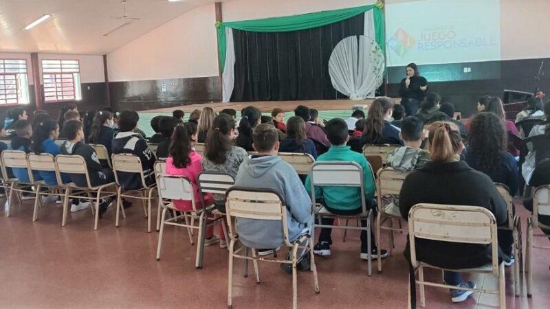 Alumnos escuchan atentos la charla sobre prevención de adicciones.