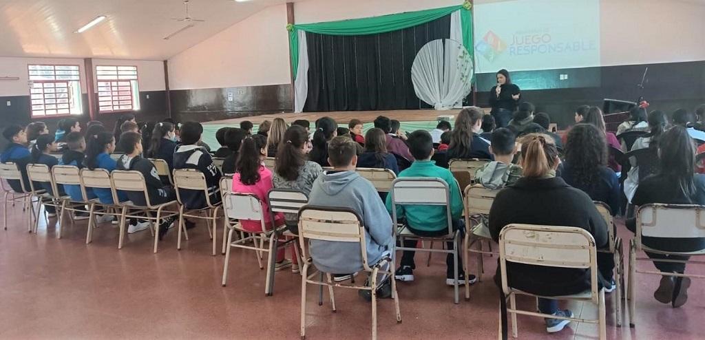 Alumnos escuchan atentos la charla sobre prevención de adicciones.