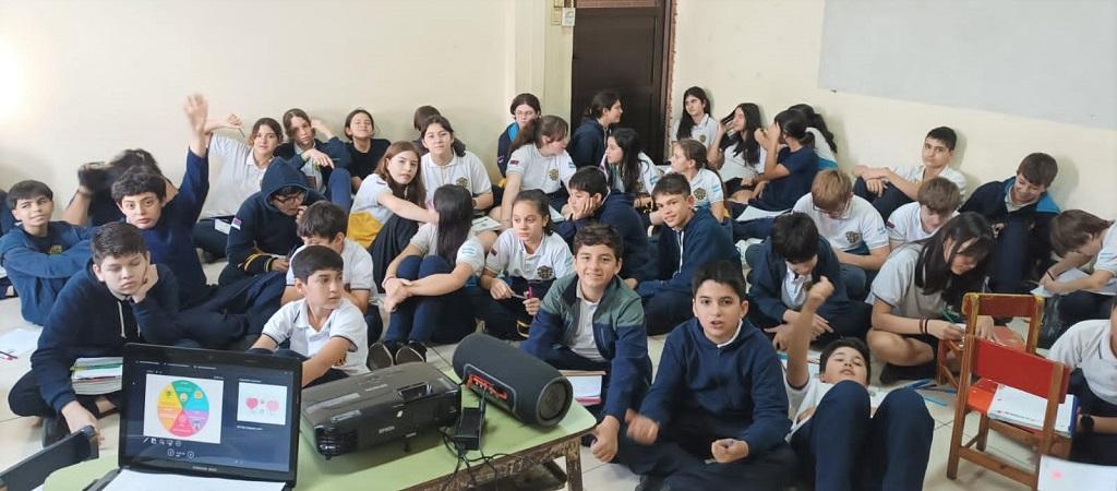 Alumnos de séptimo grado durante las charlas de prevención de adicciones en escuelas (Instituto Pedro Goyena).