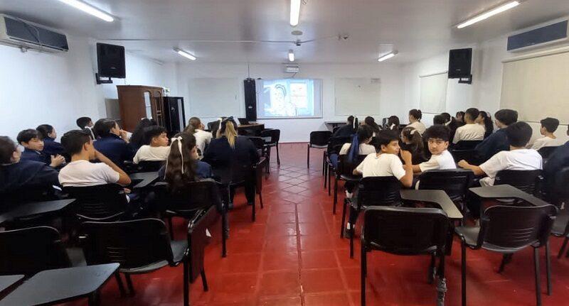 Alumnos de sexto y séptimo grado miran video durante las charlas de prevención de adicciones en escuelas (Colegio del Carmen).