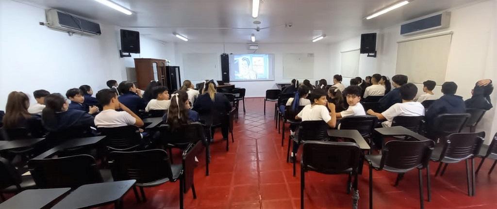 Alumnos de sexto y séptimo grado miran video durante las charlas de prevención de adicciones en escuelas (Colegio del Carmen).