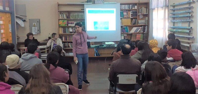 Isabel Silveti, de Juego Responsable, en charla con video con alumnos y docentes del BOP 97.