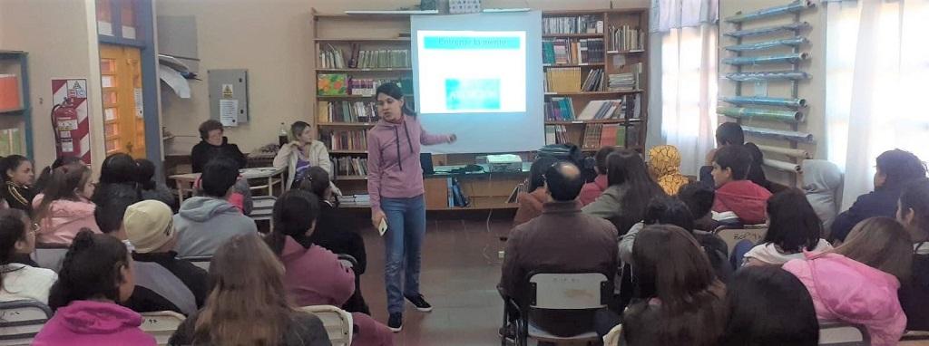 Isabel Silveti, de Juego Responsable, en charla con video con alumnos y docentes del BOP 97.