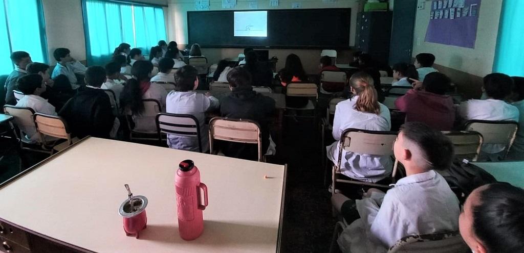 Alumnos de la Escuela 177 miran un video durante charla brindada por Juego Responsable.