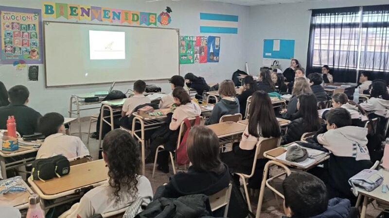 Alumnos de sexto y séptimo grado del Instituto José Manuel Estrada miran video durante la charla de prevención de adicciones.