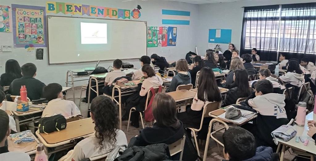 Alumnos de sexto y séptimo grado del Instituto José Manuel Estrada miran video durante la charla de prevención de adicciones.