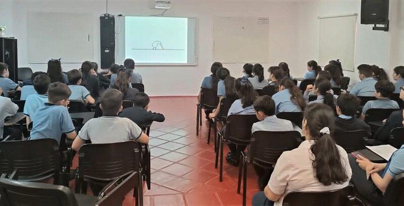 Alumnos de sexto grado del Instituto Pedro Goyena miran video durante una de las charlas de prevención de adicciones a Escuelas de Posadas.