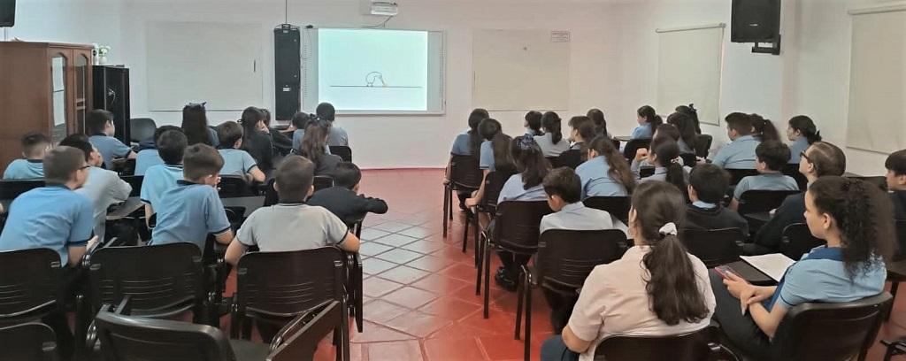 Alumnos de sexto grado del Instituto Pedro Goyena miran video durante una de las charlas de prevención de adicciones a Escuelas de Posadas.