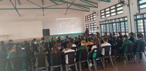 Alumnos de la Escuela 826 Gendarme Argentino, miran un video durante la charla de prevención de adicciones.
