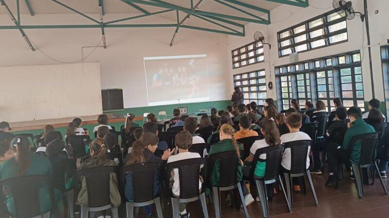 Alumnos de la Escuela 826 Gendarme Argentino, miran un video durante la charla de prevención de adicciones.