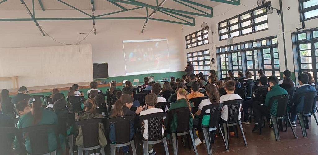 Alumnos de la Escuela 826 Gendarme Argentino, miran un video durante la charla de prevención de adicciones.