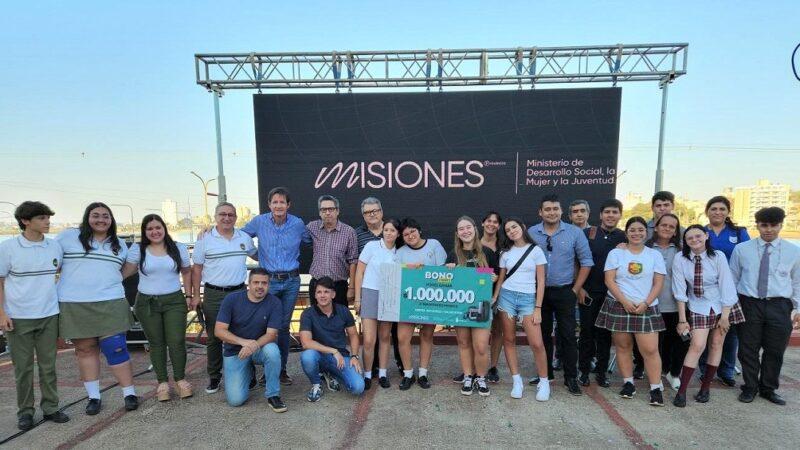 Foto grupal: Héctor Decut junto a estudiantes y autoridades durante la presentación del bono estudiantil.