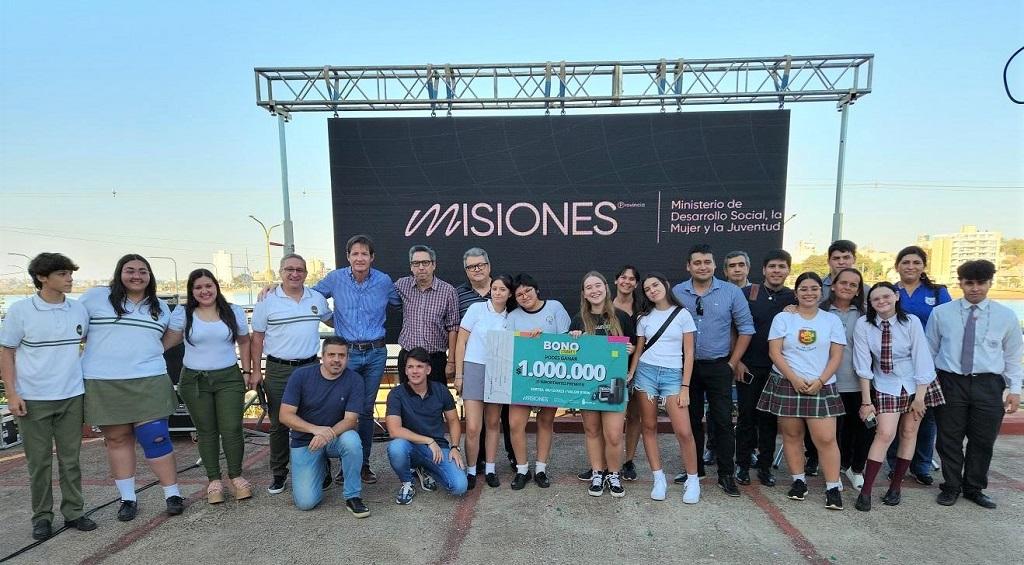 Foto grupal: Héctor Decut junto a estudiantes y autoridades durante la presentación del bono estudiantil.