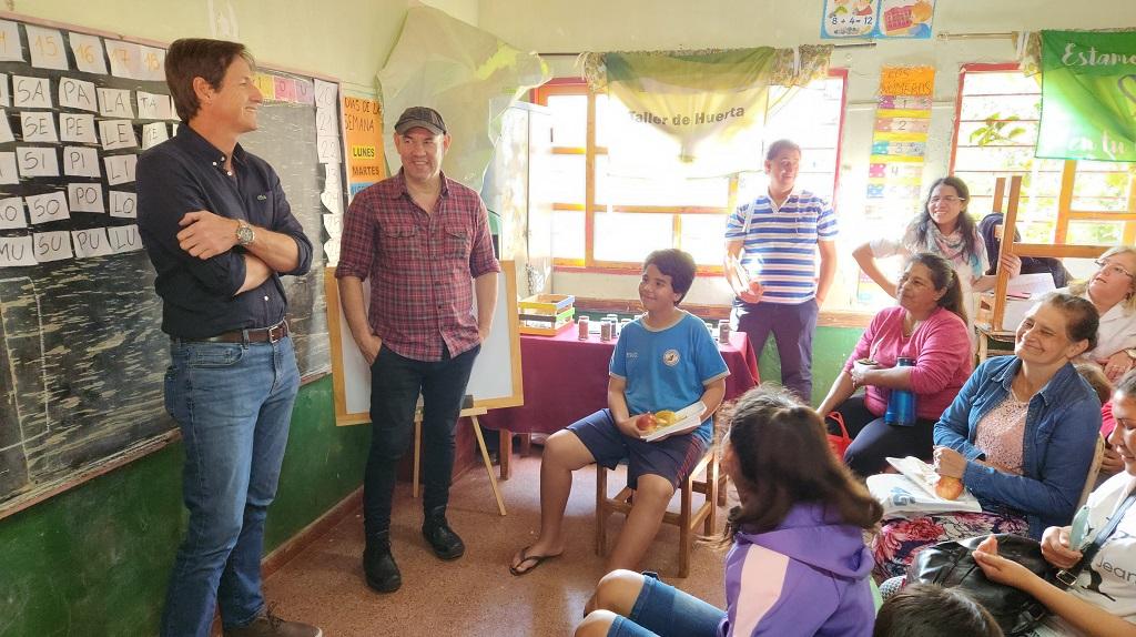 Héctor Decut y vecinos charlan animadamente en una de las aulas durante el operativo de IPLyC Social Presente.