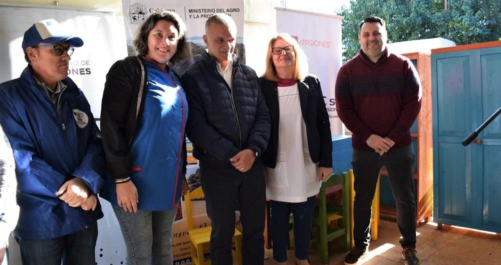 Vicegobernador, docentes y Marcelo Ledesma junto a los kits de mobiliario para jardines.