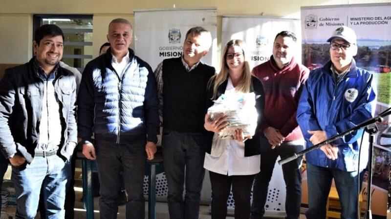 Vicegobernador Carlos Arce junto a equipo del PAS y una docente, en la entrega de kits de mobiliario para jardines.