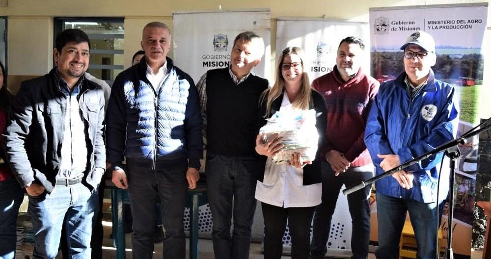 Vicegobernador Carlos Arce junto a equipo del PAS y una docente, en la entrega de kits de mobiliario para jardines.