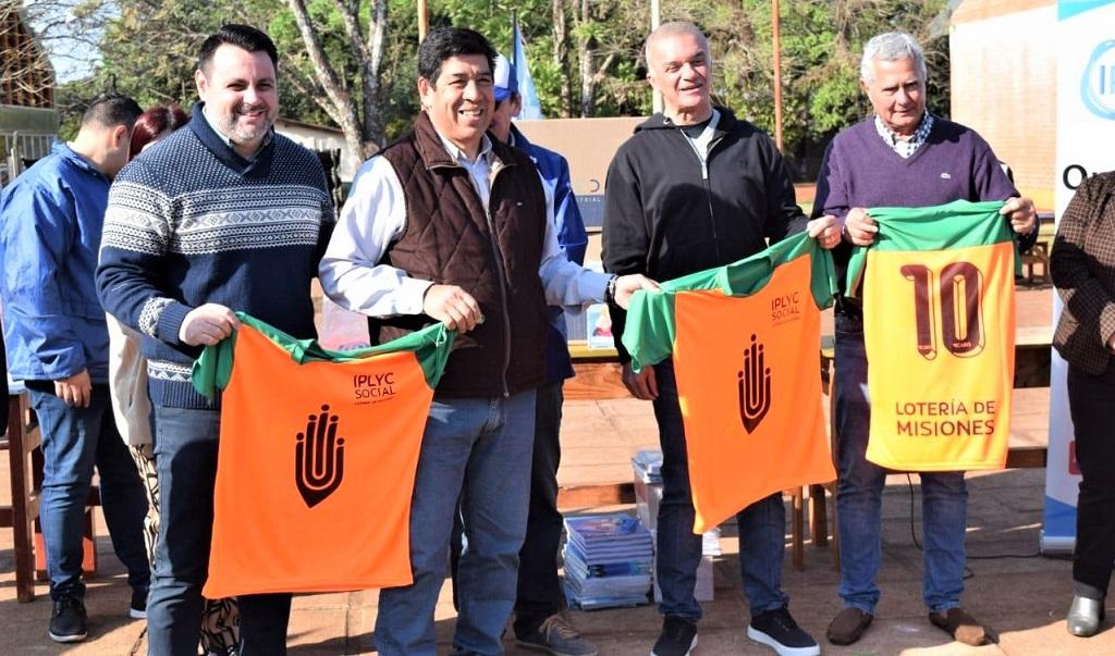 Marcelo Ledesma, Carlos Arce y Carlos Pernigotti muestran las camisetas donadas por IPLyC Social.
