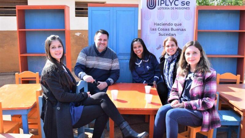 Marcelo Ledesma, responsable de IPLyC Social, junto a 4 docentes y los kits de muebles escolares.