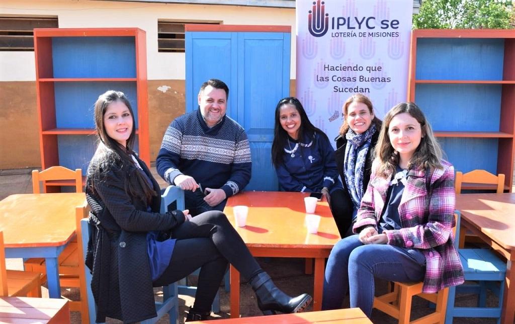 Marcelo Ledesma, responsable de IPLyC Social, junto a 4 docentes y los kits de muebles escolares.