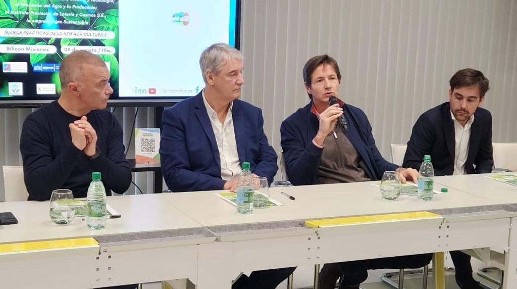 Carlos Arce, Miguel Sedoff, Héctor Decut y Matías Imperiale, durante la firma del acta de colaboración para el concurso Buenas Prácticas de la Neo Agricultura 2.