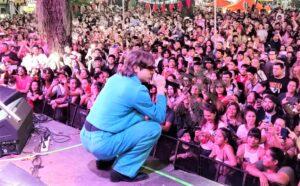 Joaquín Levinton, en cuclillas, habla con el público, que disfrutó del show de Turf a puro rock durante el Black Friday.