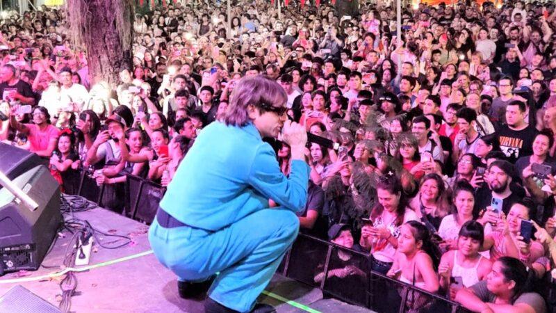Joaquín Levinton, en cuclillas, habla con el público, que disfrutó del show de Turf a puro rock durante el Black Friday.