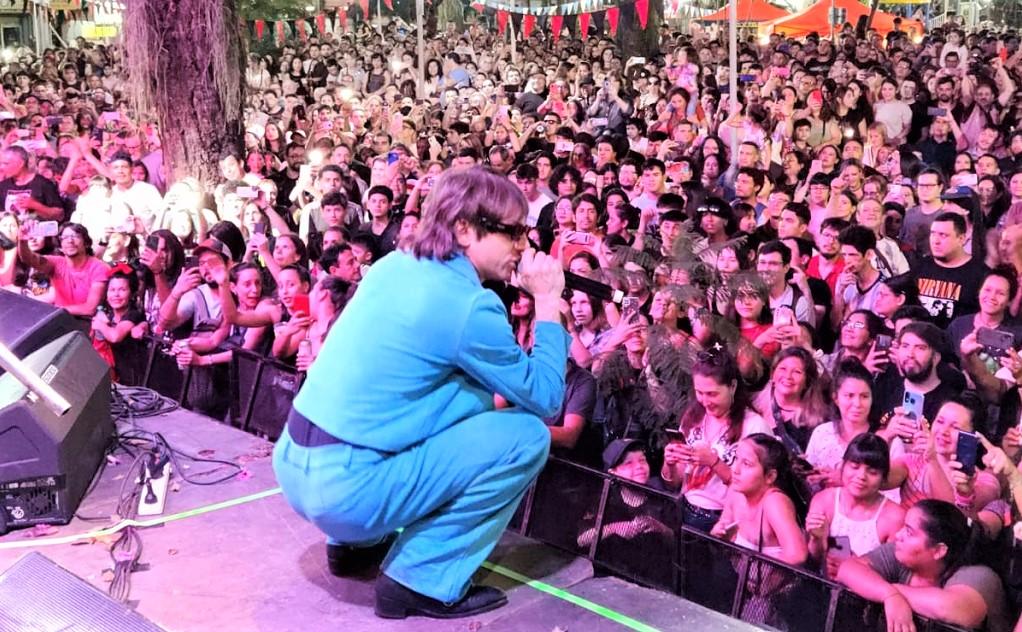 Joaquín Levinton, en cuclillas, habla con el público, que disfrutó del show de Turf a puro rock durante el Black Friday.