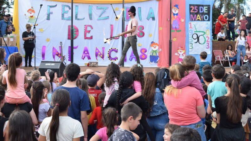 El Payaso Poca Sopa hace malabares con antorchas en el escenario frente al público infantil, durante las actividades por el Mes de la Infancia.