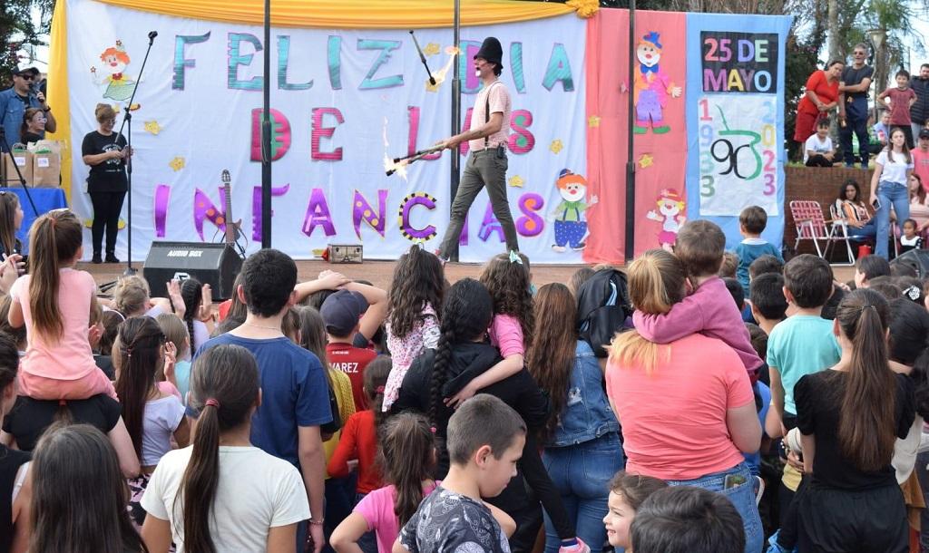 El Payaso Poca Sopa hace malabares con antorchas en el escenario frente al público infantil, durante las actividades por el Mes de la Infancia.