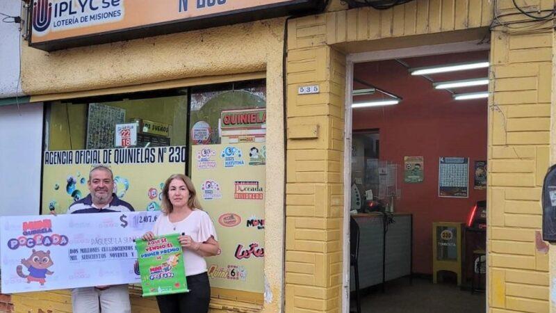 Gustavo Ayala y Cristina Macrón, frente a su Agencia, felices de vender el primer premio de la Mini Poceada.